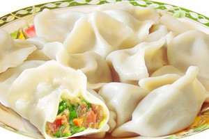 家庭佳节食品制作饺子与年糕