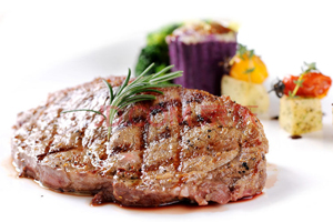 王萌 PK 安德鲁·帕丝托雷（中）