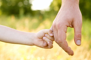 拉紧妈妈别走丢