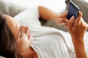 女孩患上“手机病”