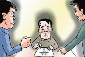 “襁褓”里的中年男人